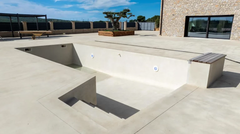 Cómo renovar una piscina con pavimentos continuos